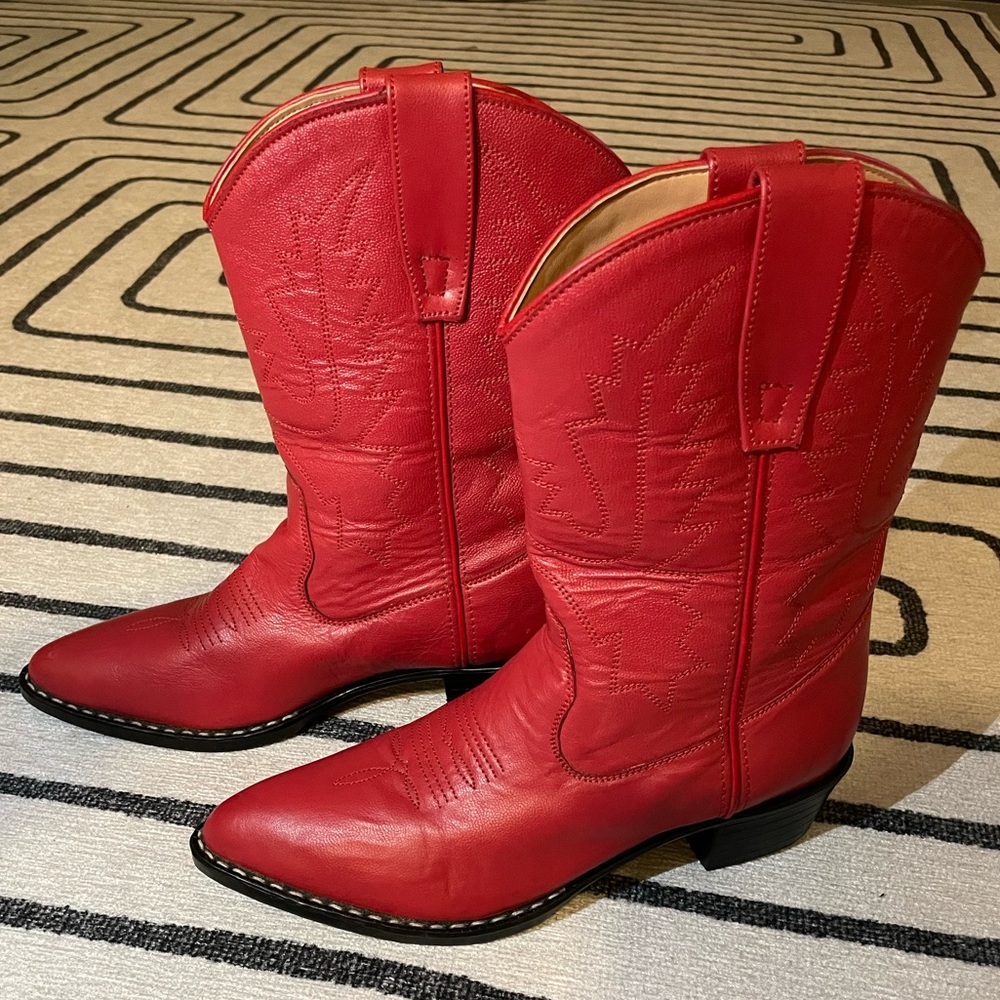 Cimarron Red Cowgirl Boots
Size 5.5US - Fits like a size 7US